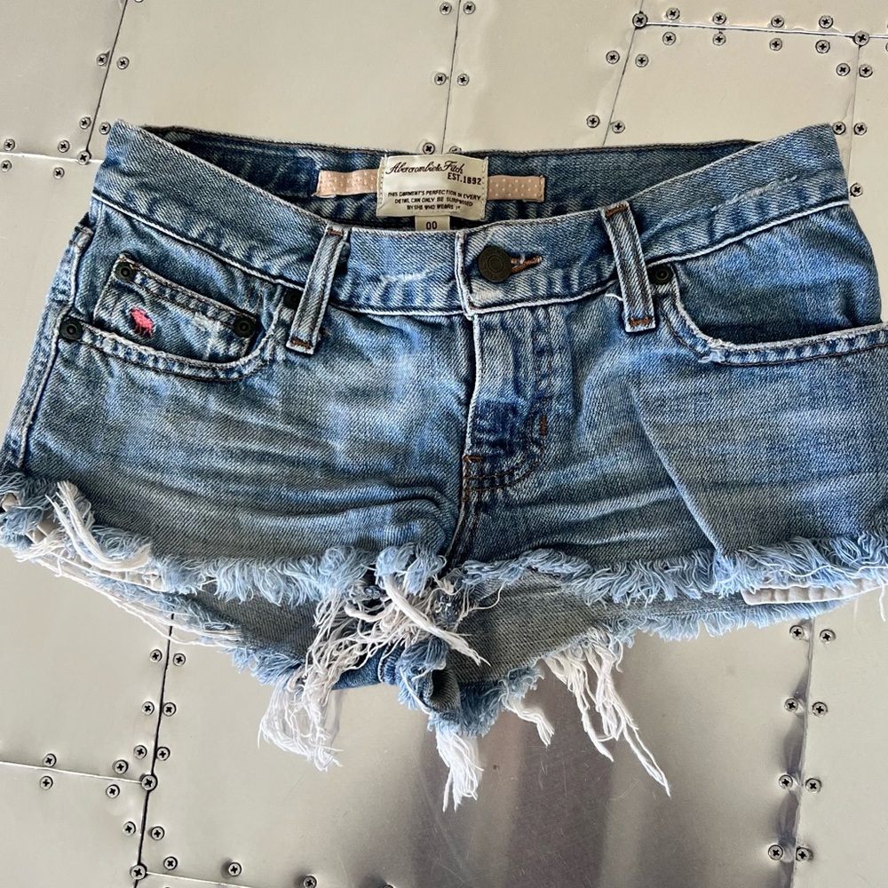 Abercrombie & Fitch Low Rise Short Shorts, size 00, light wash, like new